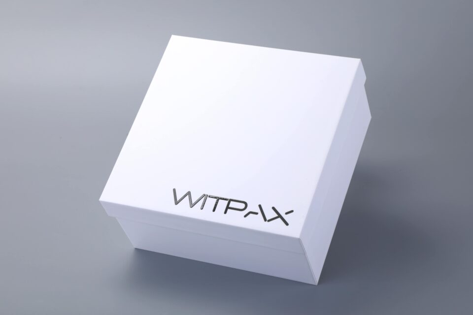 Flip-lid box with inserts