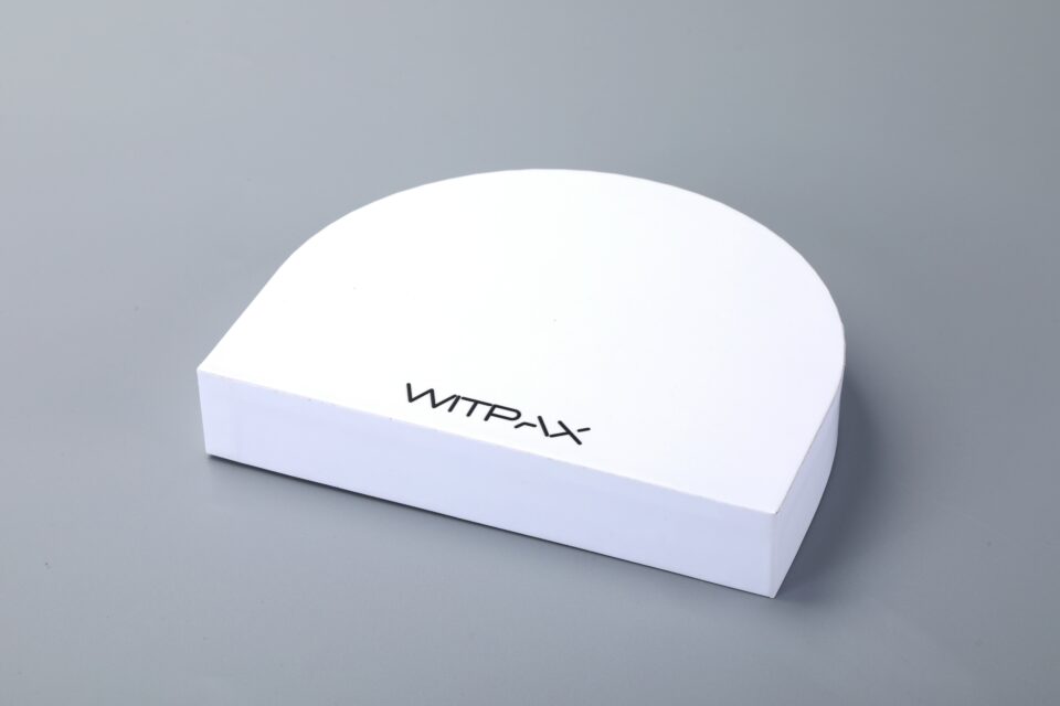 Half-circle lift-off lid boxes