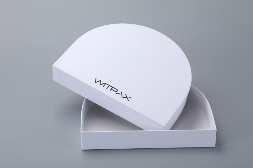 Half-circle lift-off lid boxes