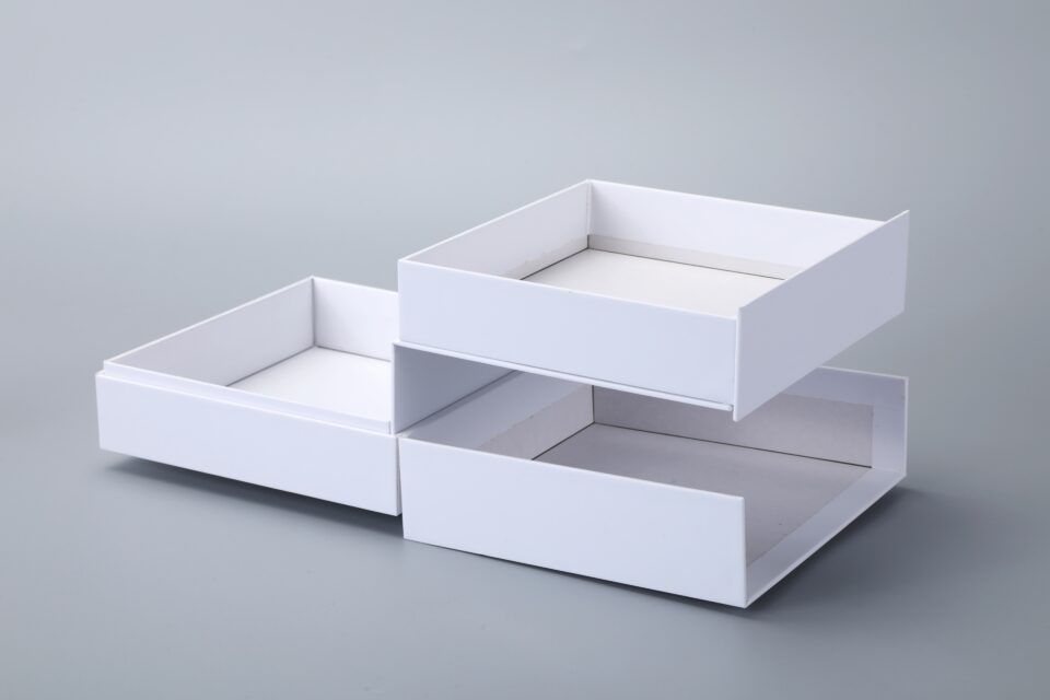 Two-tier hinged lid boxes