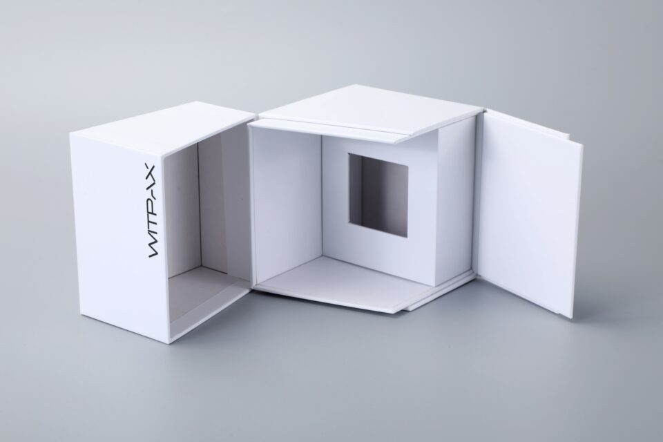 Hinged-lid die cut box with insert
