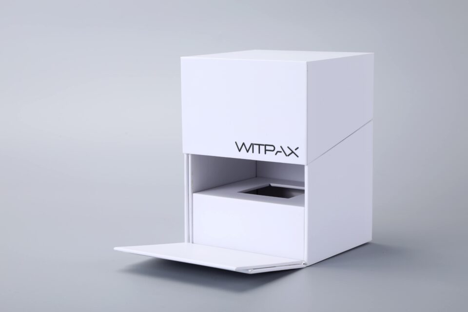 Hinged-lid die cut box with insert