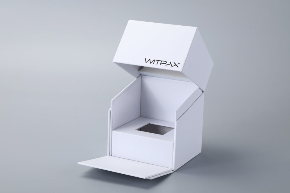 Hinged-lid die cut box with insert