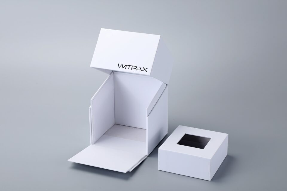 Hinged-lid die cut box with insert