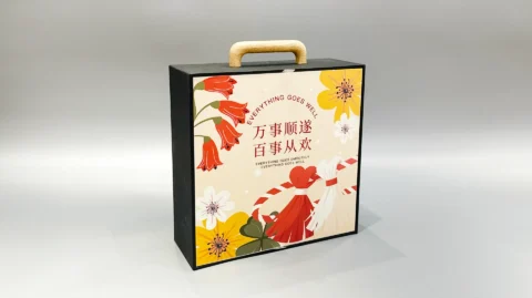 A custom packaging box featuring a decorative design with a wooden handle, adorned with floral patterns and bilingual text elements.