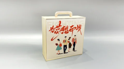 Our product is a custom box packaging that incorporates a unique wooden handle. The design includes an illustration of four people holding books, with the intent of conveying a strong and empowering message. For customization, please note that specific text or branding can be incorporated onto the packaging as per your requirements.