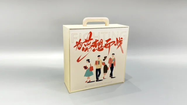 Our product is a custom box packaging that incorporates a unique wooden handle. The design includes an illustration of four people holding books, with the intent of conveying a strong and empowering message. For customization, please note that specific text or branding can be incorporated onto the packaging as per your requirements.