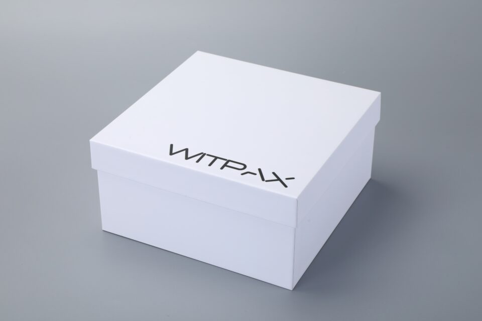 Flip-lid box with inserts