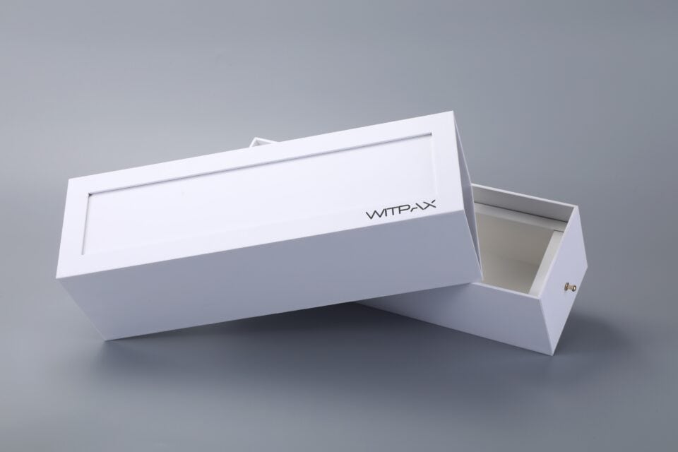 Sliding drawer rigid box placed on a gray background.