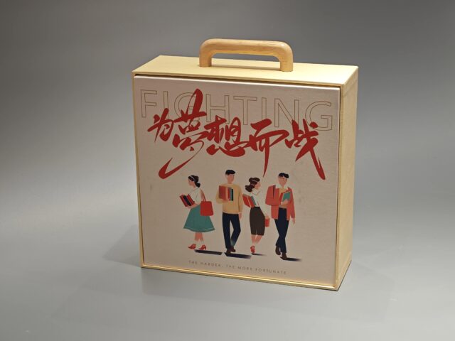 Our product is a custom box packaging that incorporates a unique wooden handle. The design includes an illustration of four people holding books, with the intent of conveying a strong and empowering message. For customization, please note that specific text or branding can be incorporated onto the packaging as per your requirements.