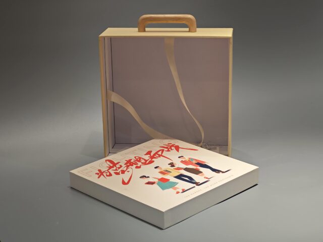 Our product is a custom box packaging that incorporates a unique wooden handle. The design includes an illustration of four people holding books, with the intent of conveying a strong and empowering message. For customization, please note that specific text or branding can be incorporated onto the packaging as per your requirements.