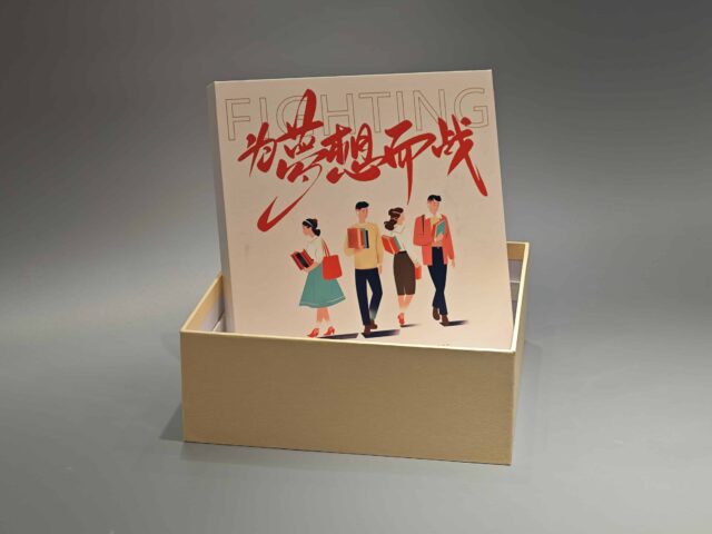 Our product is a custom box packaging that incorporates a unique wooden handle. The design includes an illustration of four people holding books, with the intent of conveying a strong and empowering message. For customization, please note that specific text or branding can be incorporated onto the packaging as per your requirements.