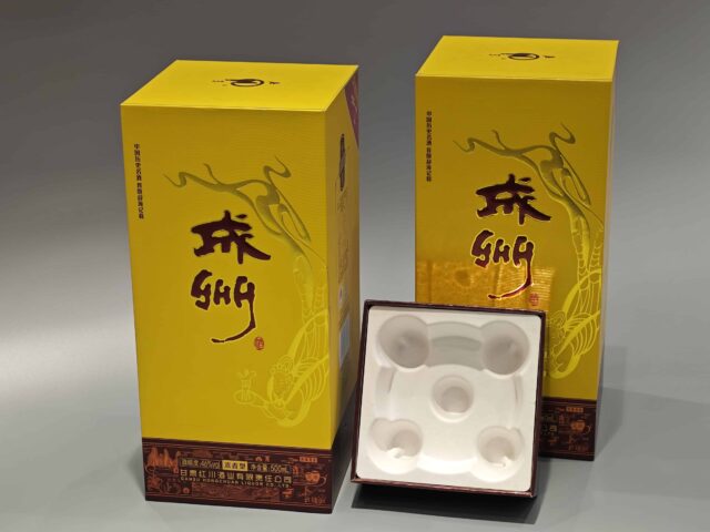 This image showcases our custom wine packaging solution, featuring a vibrant yellow and brown color scheme. The box is adorned with decorative graphics and incorporates a lift-off lid design, suitable for premium wine presentation. Asian-inspired artistic elements enhance the overall aesthetic, while maintaining discretion by not depicting specific text on the packaging.