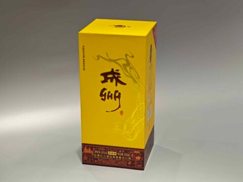 This image showcases our custom wine packaging solution, featuring a vibrant yellow and brown color scheme. The box is adorned with decorative graphics and incorporates a lift-off lid design, suitable for premium wine presentation. Asian-inspired artistic elements enhance the overall aesthetic, while maintaining discretion by not depicting specific text on the packaging.